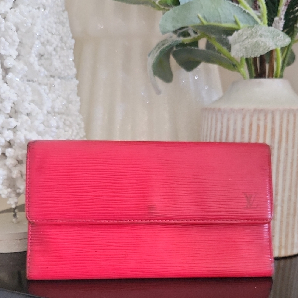 LV Long Wallet. Beautiful Red Louis Vuitton Wallet - Picture 2 of 16